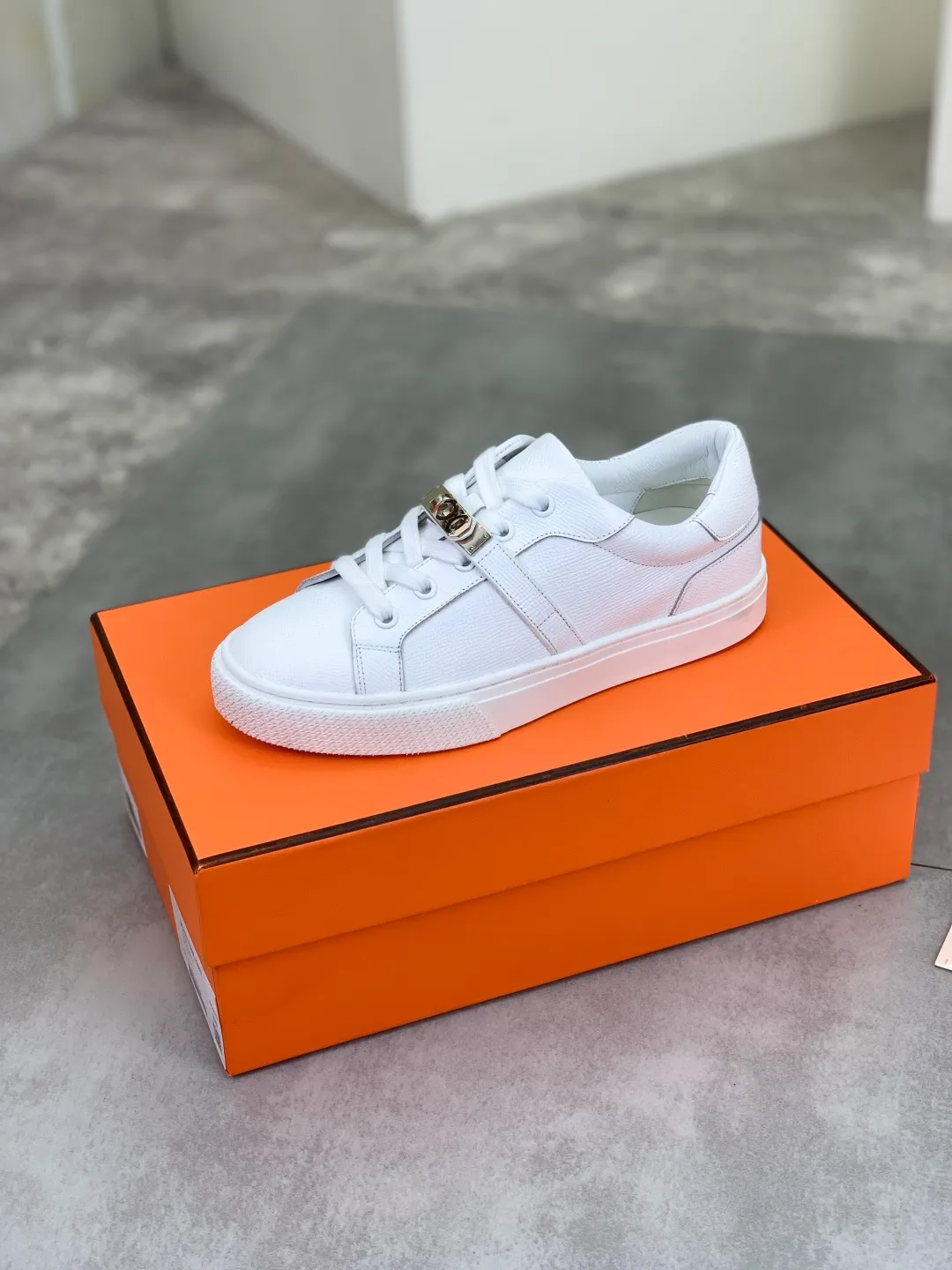 Men's men's shoes 💰P640 New Hermes top version Hermès classic couple style #𝐊𝐞𝐥𝐥𝐲 buckle casual white shoes skateboard shoes that will not conflict with shoes at all. Full of unknowns, Hermès rarely produces flat casual shoes and they are paired with classic palladium-plated Kelly shoe buckles! You'll fall in love with it at first sight. It's super versatile and can be worn with any skirt or pants. 🉑️Close your eyes and wear it. It's super noble. Fabric: Specific cowhide/canvas material. Lining: Sheepskin lining. Outsole: Original molded TPU outsole. Size: 35-45.